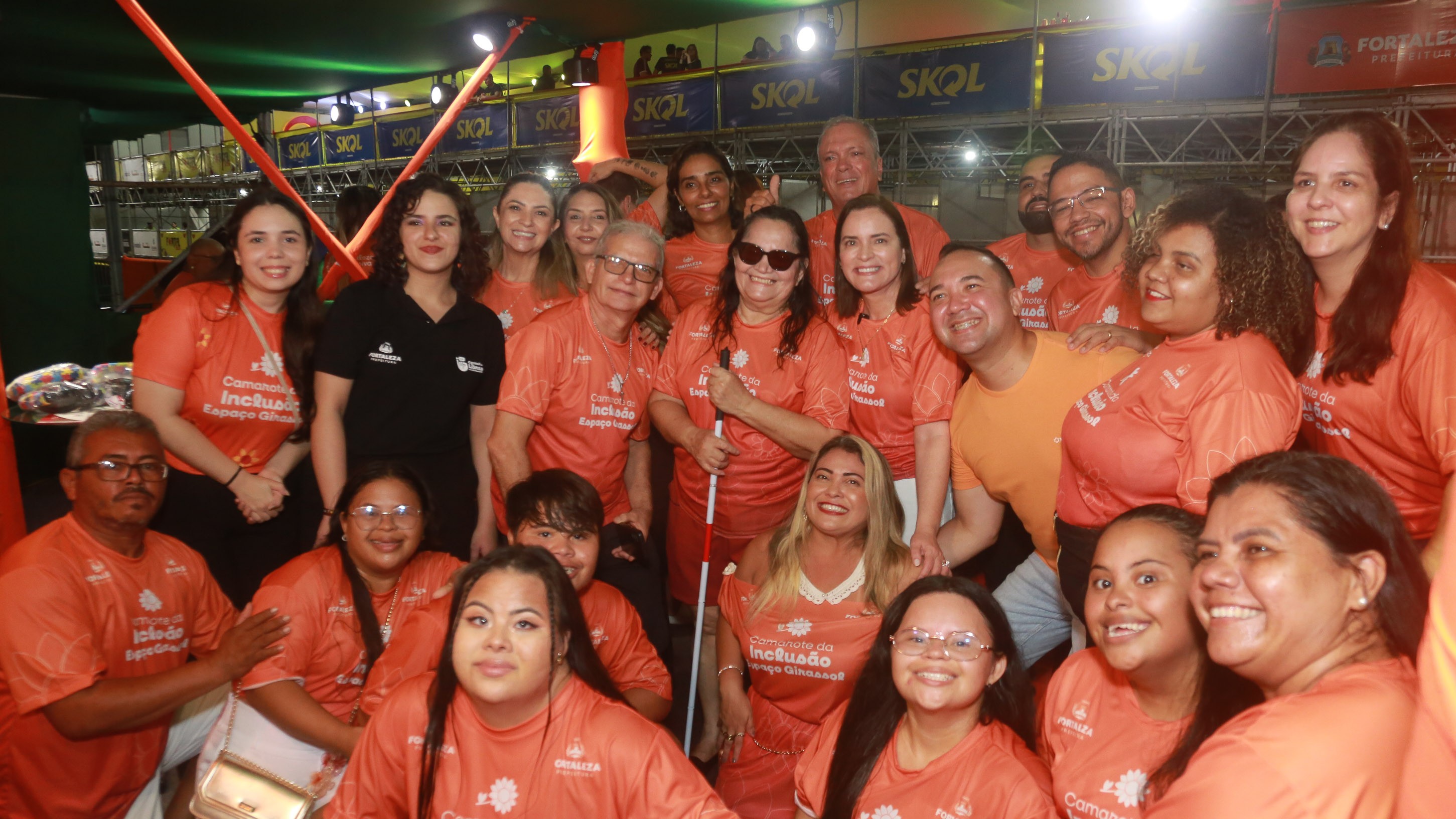 grupo de pessoas posa para a foto